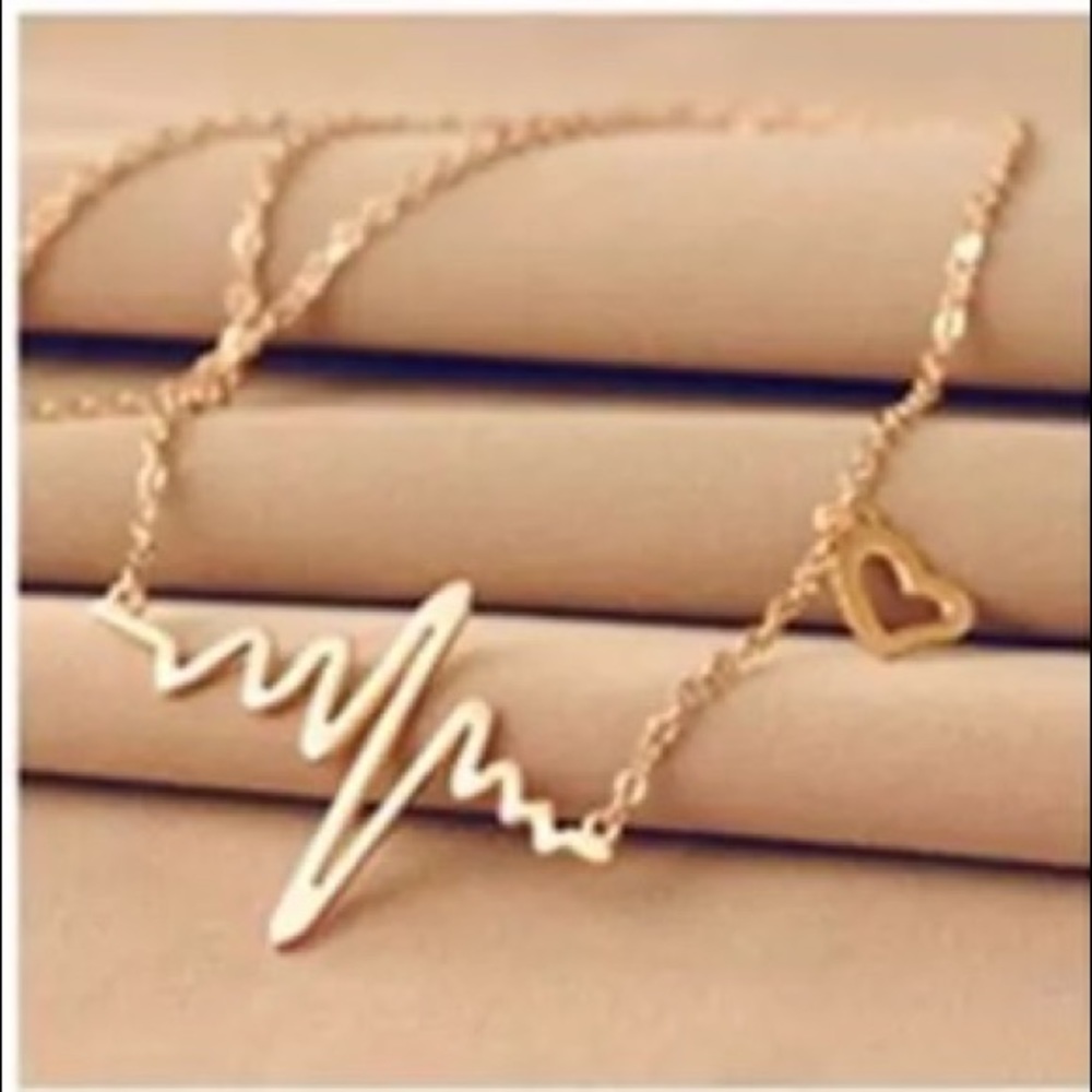 ✅🌹Beautiful Gold tone necklace w heartbeat charm.